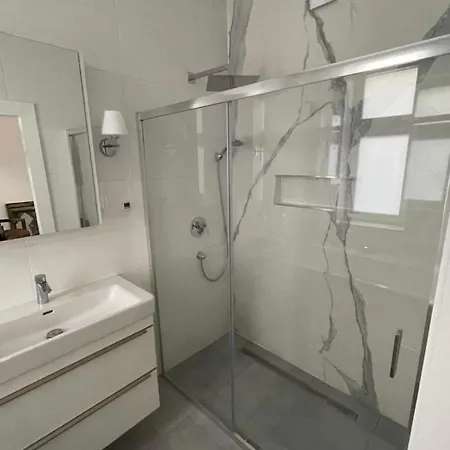 Apartamento Cheap / Night Praga